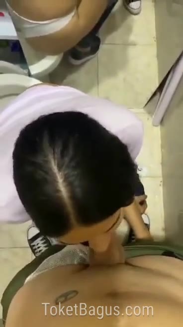 Ngewe LC cakep dalam toilet