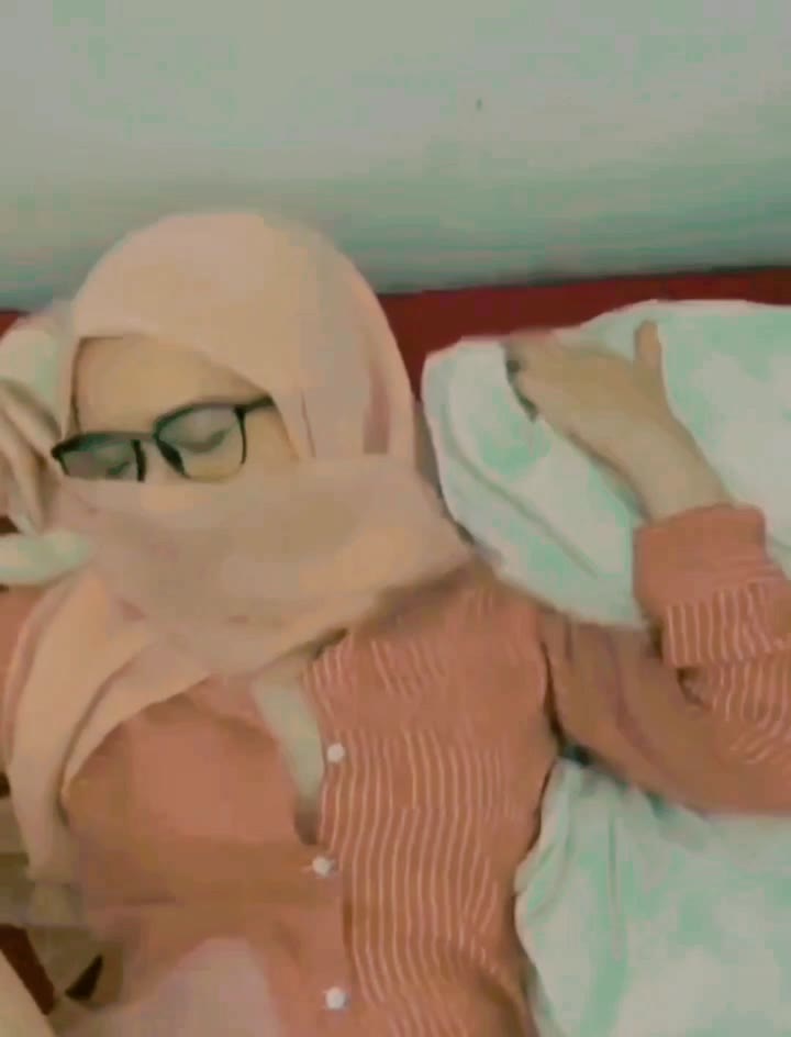 Bu guru honerer SD jilbab kaca mata kena entot kepala sekolah