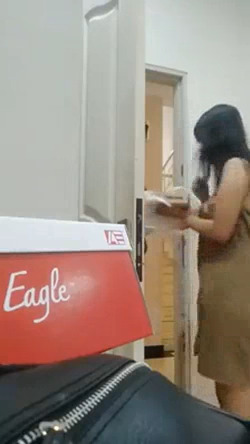 01 Siskaeee Di Depan Tukang Paket